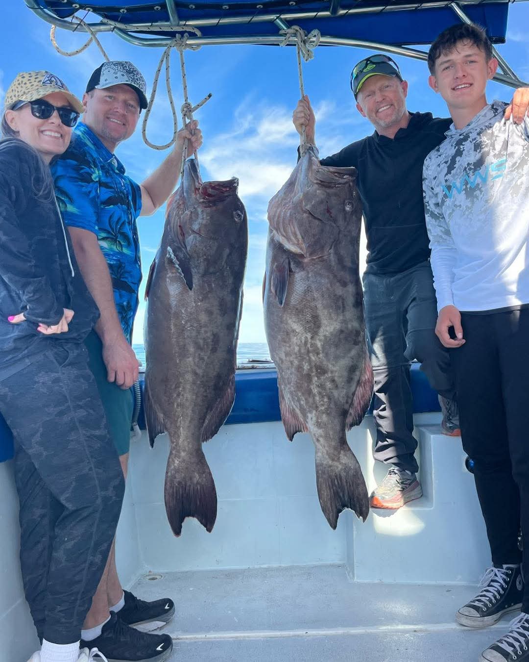 Familia con dos meros grandes capturados en Rocky Point