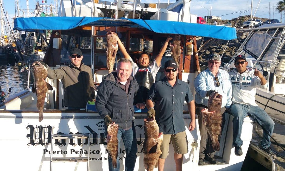 Tripulación y pescadores de Rocky Point con sus capturas frente al WanderLust
