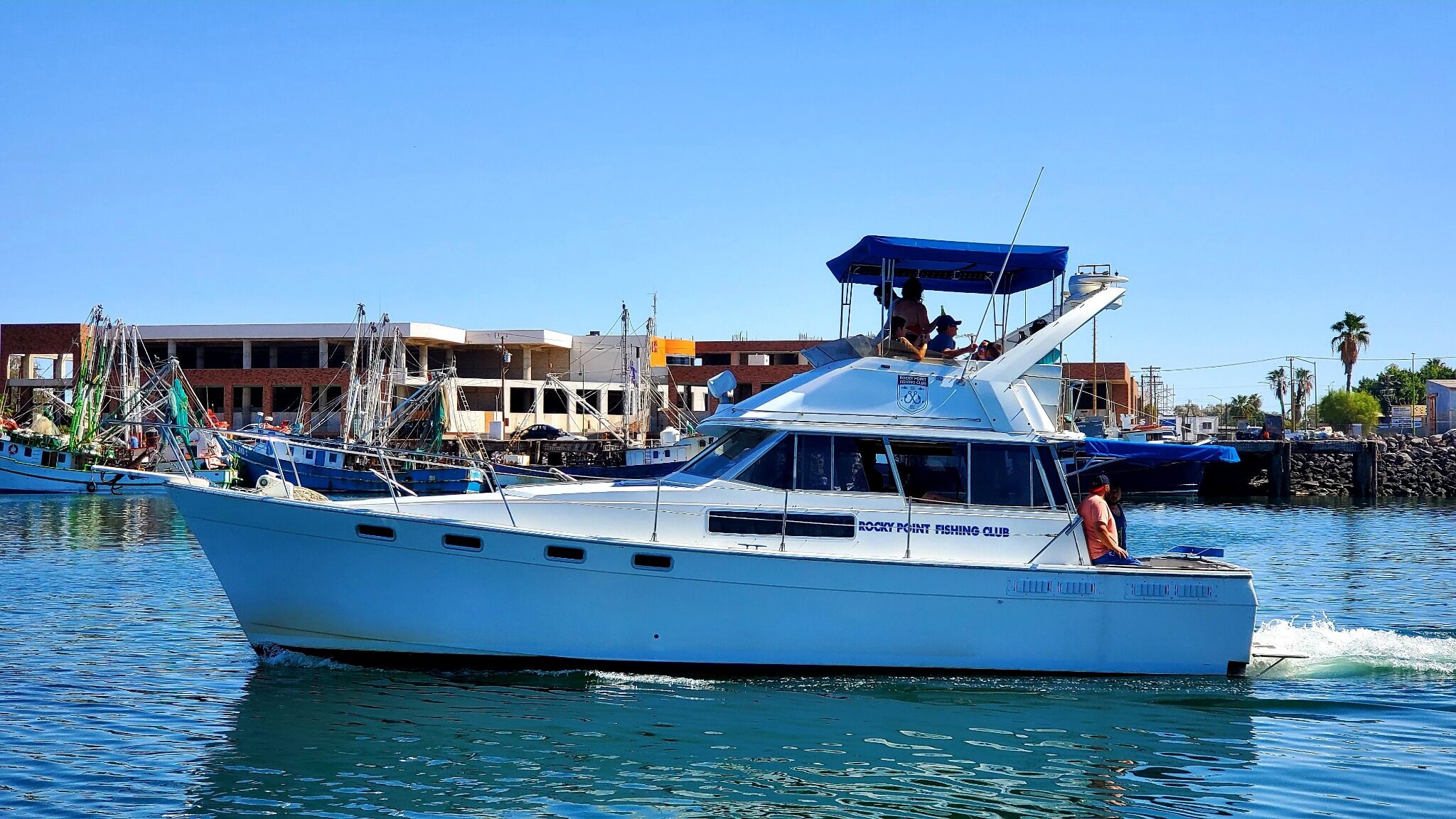 Barco de pesca WanderLust navegando en Puerto Peñasco